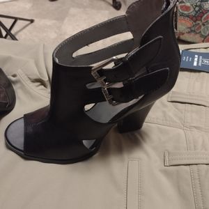 Ladies Guess shoes, black size 8 with zippers in the back Guess on the zippers